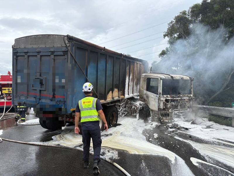 警消撲滅聯結車車頭火勢。(民眾提供) 警消撲滅聯結車車頭火勢。(民眾提供)