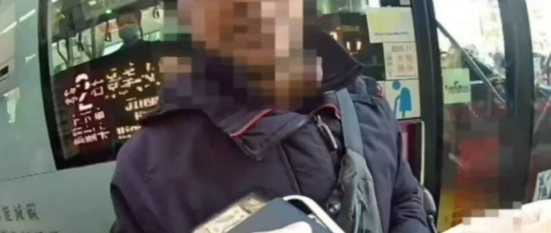 黃男在盤查時慌慌張張的想從包裡找證件,卻被眼尖警方發現包包裡有可疑菸草,經盤查後包裡竟有大麻菸草一袋、大麻菸灰一袋及菸斗一個。(記者鄭景議翻攝) 黃男在盤查時慌慌張張的想從包裡找證件,卻被眼尖警方發現包包裡有可疑菸草,經盤查後包裡竟有大麻菸草一袋、大麻菸灰一袋及菸斗一個。(記者鄭景議翻攝)