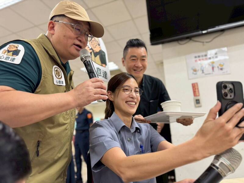 保六總隊外勤同仁見禮物送到媽媽手上時,趕緊與媽媽視訊,表達感謝之意。(記者吳昇儒翻攝) 保六總隊外勤同仁見禮物送到媽媽手上時,趕緊與媽媽視訊,表達感謝之意。(記者吳昇儒翻攝)