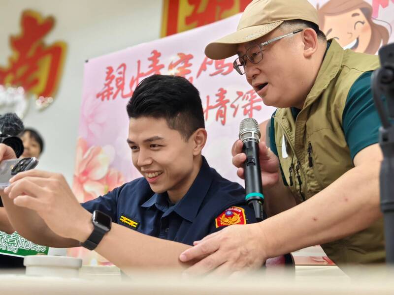保六總隊外勤同仁見禮物送到媽媽手上時,趕緊與媽媽視訊,表達感謝之意。(記者吳昇儒翻攝) 保六總隊外勤同仁見禮物送到媽媽手上時,趕緊與媽媽視訊,表達感謝之意。(記者吳昇儒翻攝)