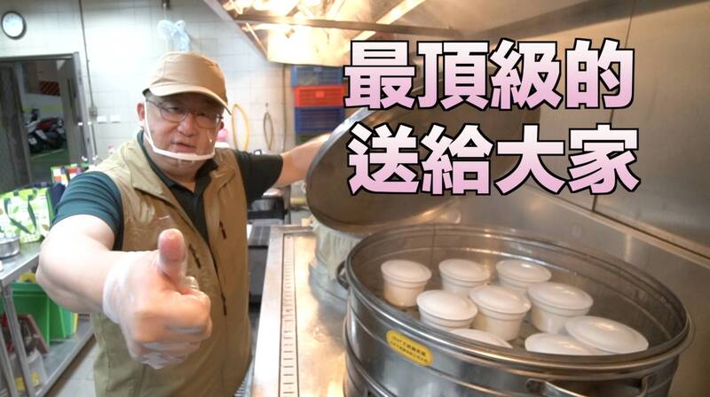 總隊長周煥興特別於凌晨前往市場購買放山雞,燉給外勤同仁補身體。(記者吳昇儒翻攝) 總隊長周煥興特別於凌晨前往市場購買放山雞,燉給外勤同仁補身體。(記者吳昇儒翻攝)