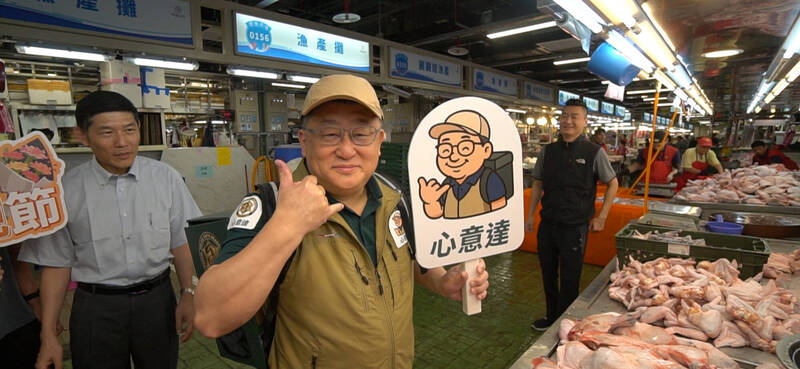 總隊長周煥興特別於凌晨前往市場購買放山雞,燉給外勤同仁補身體。(記者吳昇儒翻攝) 總隊長周煥興特別於凌晨前往市場購買放山雞,燉給外勤同仁補身體。(記者吳昇儒翻攝)
