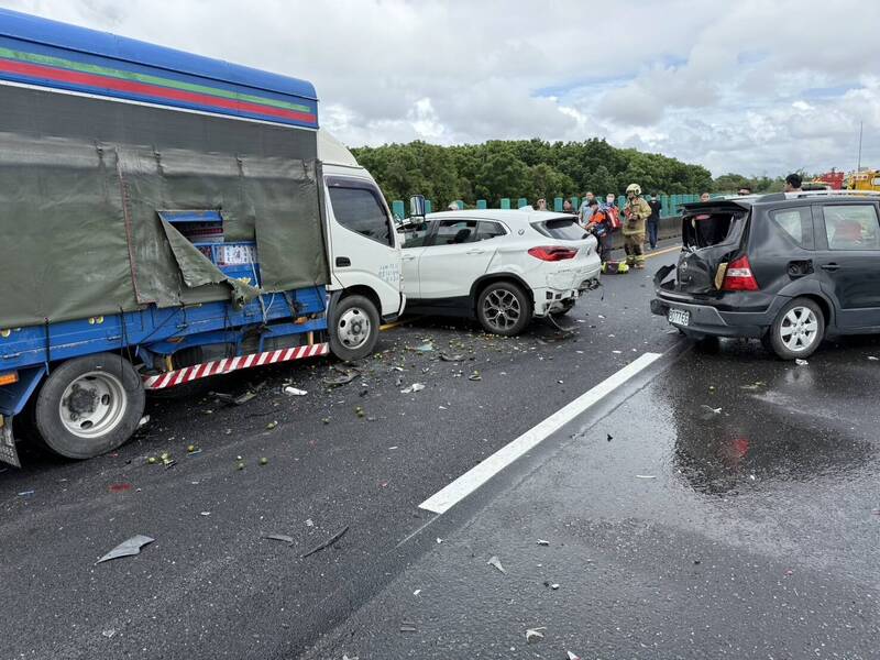 國道1號仁德南下333.6公里處發生6部大、小車的事故,消防隊緊急搶救,這也是該路段附近8天來的第3起連環撞意外。(民眾提供) 國道1號仁德南下333.6公里處發生6部大、小車的事故,消防隊緊急搶救,這也是該路段附近8天來的第3起連環撞意外。(民眾提供)