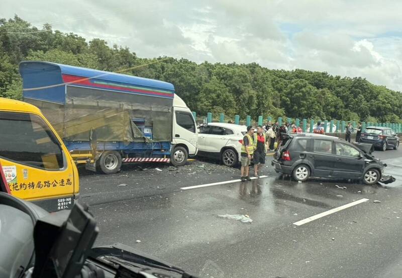 國道1號仁德南下333.6公里處發生6部大、小車的事故,消防隊緊急將傷者送醫。(民眾提供) 國道1號仁德南下333.6公里處發生6部大、小車的事故,消防隊緊急將傷者送醫。(民眾提供)