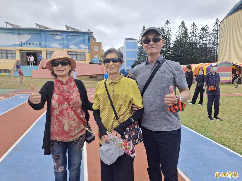 馬公石泉國小百年校慶,最資深校友96歲陳鮑能孝出席參加。(記者劉禹慶攝) 馬公石泉國小百年校慶,最資深校友96歲陳鮑能孝出席參加。(記者劉禹慶攝)