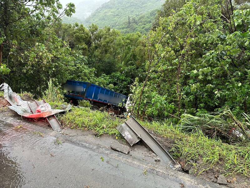 聯結車摔落邊坡。（記者徐聖倫翻攝）