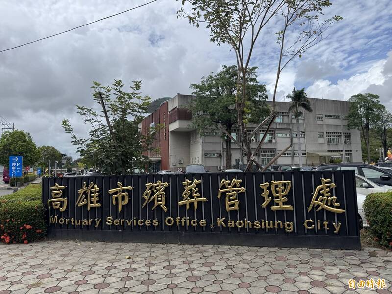 高雄凌晨發生酒駕釀1死1重傷及3輕傷的嚴重車禍,死者年僅19歲,原本下月就要高職畢業,今早遺體在殯儀館相驗。(記者許麗娟攝) 高雄凌晨發生酒駕釀1死1重傷及3輕傷的嚴重車禍,死者年僅19歲,原本下月就要高職畢業,今早遺體在殯儀館相驗。(記者許麗娟攝)