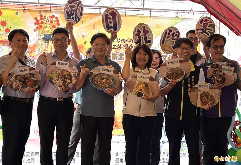台南市長夫人劉育菁(前右三)、雲嘉南濱海國家風景區管理處處長徐振能(前左三)、北門區長林建男(前右二)等人為虱目北門宴宣傳。(記者楊金城攝) 台南市長夫人劉育菁(前右三)、雲嘉南濱海國家風景區管理處處長徐振能(前左三)、北門區長林建男(前右二)等人為虱目北門宴宣傳。(記者楊金城攝)