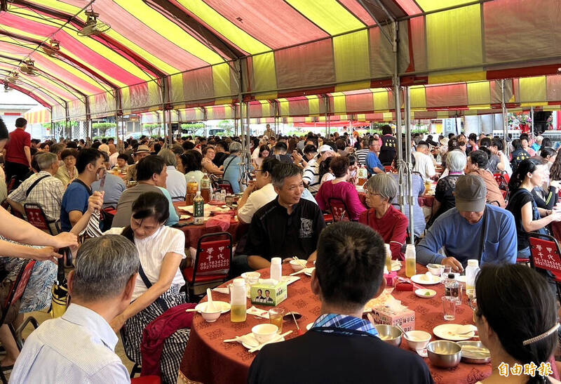 北門區公所今天(10日)中午在三寮灣東隆宮舉辦「虱目北門宴」,結合李府千歲聖誕平安宴,席開百桌。(記者楊金城攝) 北門區公所今天(10日)中午在三寮灣東隆宮舉辦「虱目北門宴」,結合李府千歲聖誕平安宴,席開百桌。(記者楊金城攝)