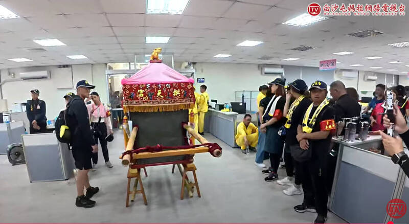 拱天宮主委洪文華說,進香路線全依媽祖婆旨意,對於媽祖婆停駕通霄鎮公所後再度繞回駐駕,許多人都大感意外。(白沙屯媽祖網路電視台提供) 拱天宮主委洪文華說,進香路線全依媽祖婆旨意,對於媽祖婆停駕通霄鎮公所後再度繞回駐駕,許多人都大感意外。(白沙屯媽祖網路電視台提供)