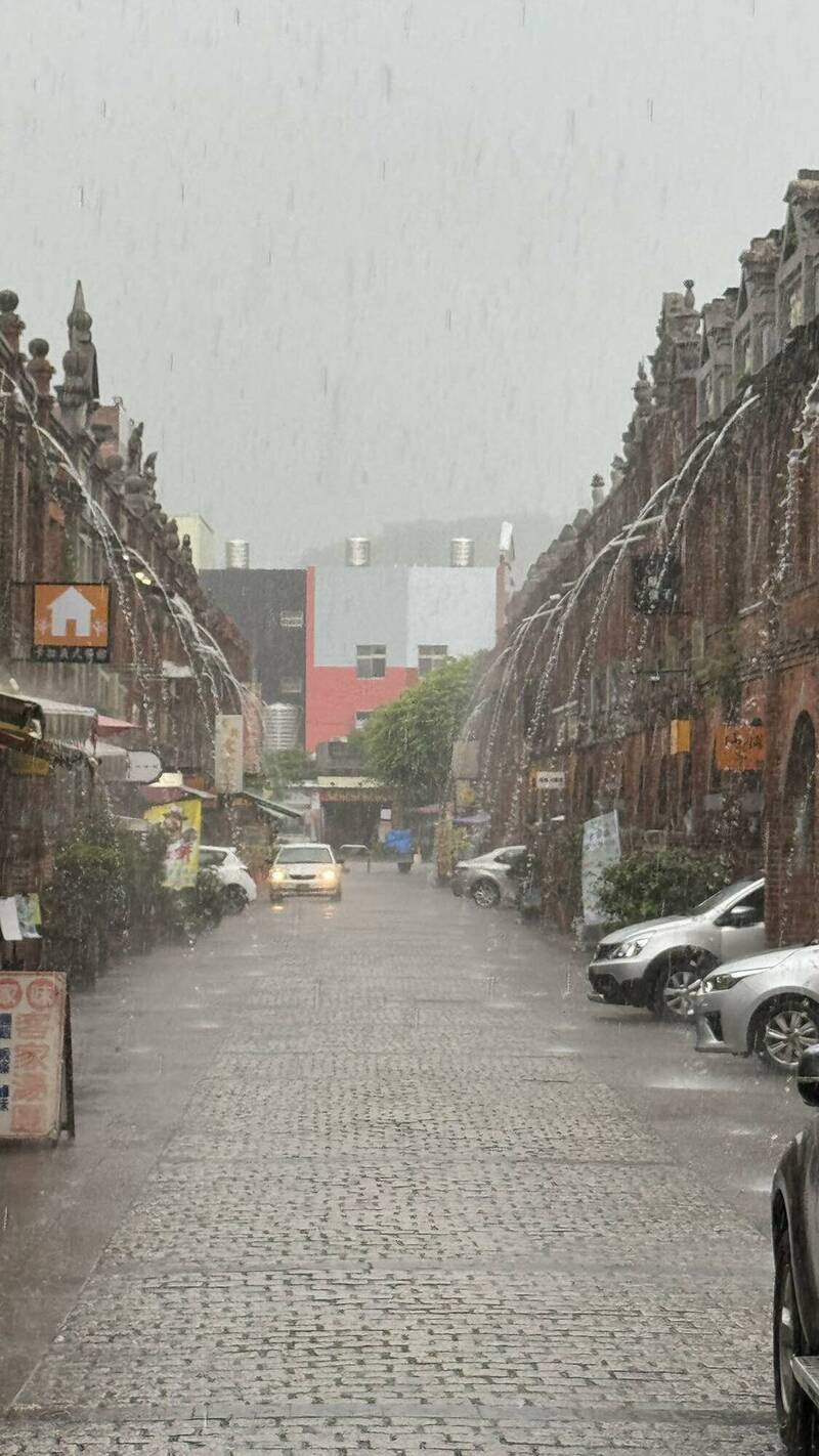 新竹縣一整天大雨不斷,湖口老街老屋出現特有的「老街瀑布」。(擷取自湖口鄉形象商圈發展協會臉書粉專) 新竹縣一整天大雨不斷,湖口老街老屋出現特有的「老街瀑布」。(擷取自湖口鄉形象商圈發展協會臉書粉專)