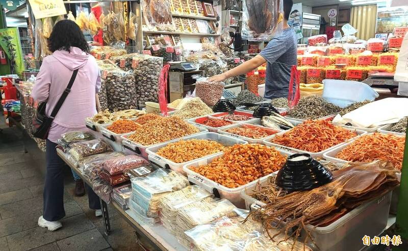 三鳳中街今年端午節包粽食材,價格大都平穩。(記者葛祐豪攝) 三鳳中街今年端午節包粽食材,價格大都平穩。(記者葛祐豪攝)