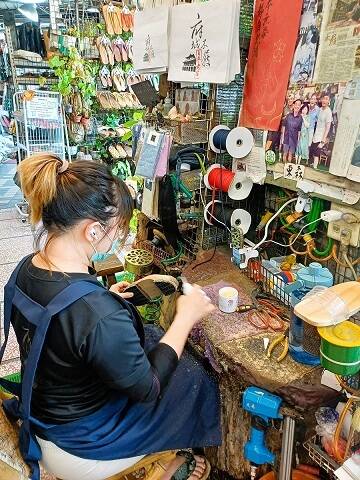 木屐製作的技藝今已傳承給第四代郭品嫻(圖)。(台南市觀旅局提供) 木屐製作的技藝今已傳承給第四代郭品嫻(圖)。(台南市觀旅局提供)