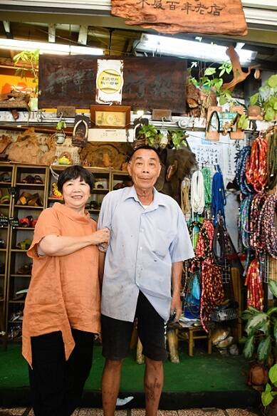 第三代負責人郭宗興與鄭百齡夫婦。(台市觀旅局提供) 第三代負責人郭宗興與鄭百齡夫婦。(台市觀旅局提供)
