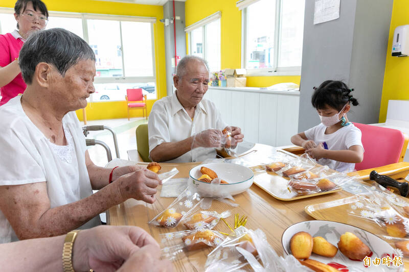 感動!長照機構爺奶與幼兒園童做餅乾 路邊分送白沙屯香燈腳 感動!長照機構爺奶與幼兒園童做餅乾 路邊分送白沙屯香燈腳