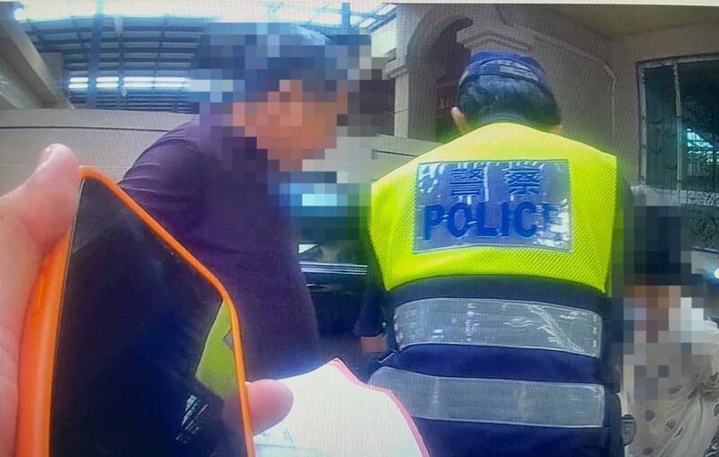 東港警阻詐30萬元。(警方提供) 東港警阻詐30萬元。(警方提供)