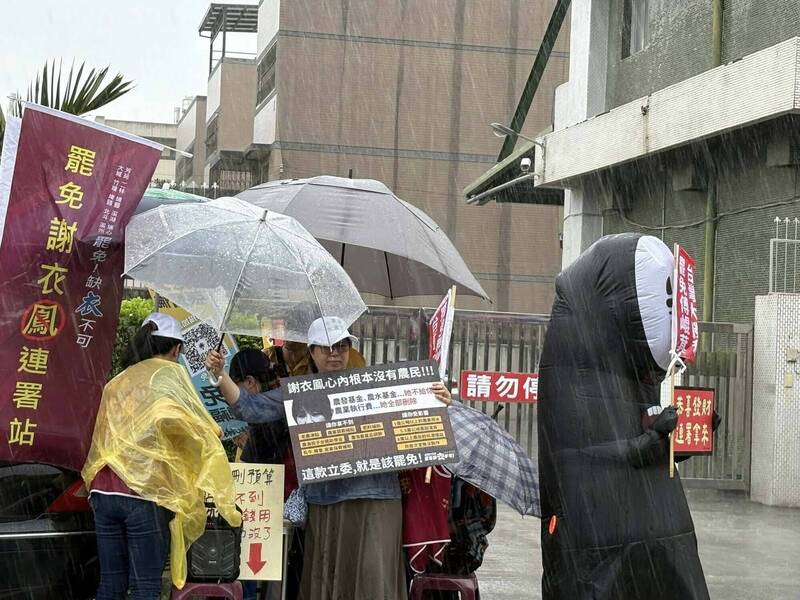 彰化罷免團隊到謝衣鳯的溪州家鄉,俗稱「謝家白宮」對面設攤連署。(彰化罷團提供) 彰化罷免團隊到謝衣鳯的溪州家鄉,俗稱「謝家白宮」對面設攤連署。(彰化罷團提供)