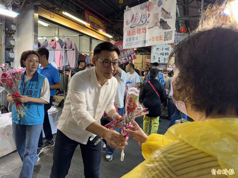 立院副院長江啟臣於東勢與豐原市場分送康乃馨給婦女。(記者張軒哲攝) 立院副院長江啟臣於東勢與豐原市場分送康乃馨給婦女。(記者張軒哲攝)