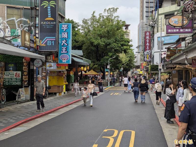 台北市永康街10日開始試辦為期1個月的「假日漫步區」,自下午2點到晚上8點,禁止外來車輛進入。(記者林承鴻攝) 台北市永康街10日開始試辦為期1個月的「假日漫步區」,自下午2點到晚上8點,禁止外來車輛進入。(記者林承鴻攝)