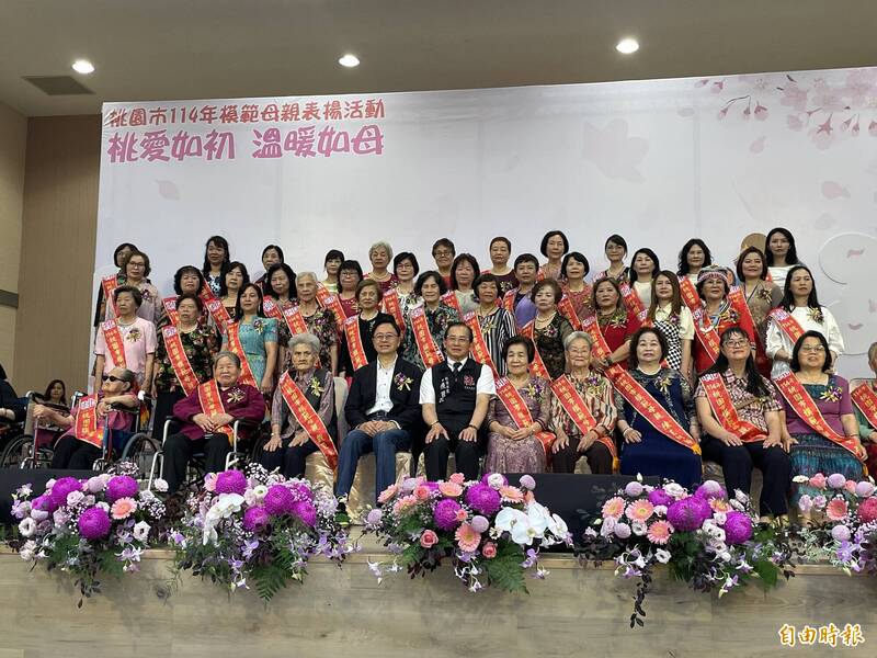 桃園市政府舉行模範母親表揚,市長張善政與47位得獎母親合影。(記者謝武雄攝) 桃園市政府舉行模範母親表揚,市長張善政與47位得獎母親合影。(記者謝武雄攝)