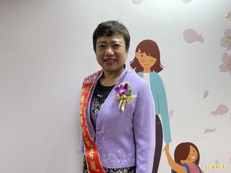 李素娥將罹患腦性麻痺的長子一路帶大成人。(記者謝武雄攝) 李素娥將罹患腦性麻痺的長子一路帶大成人。(記者謝武雄攝)