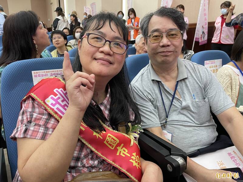 簡鈺芳本身就罹患腦性麻痺,但她從不怨天尤人,她和肢障的先生將兒子撫養自大學畢業。(記者謝武雄攝) 簡鈺芳本身就罹患腦性麻痺,但她從不怨天尤人,她和肢障的先生將兒子撫養自大學畢業。(記者謝武雄攝)