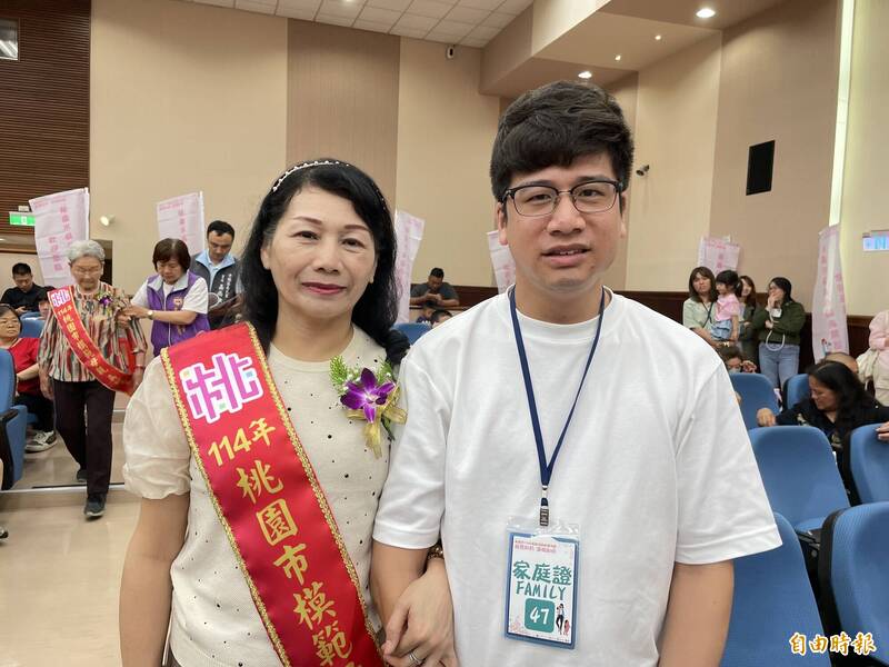 邱秀珍小兒子從小聽障、徐動型腦性麻痺,如今大學畢業擔任中山科學研究院的管理師,成為邱秀珍心中的驕傲。(記者謝武雄攝) 邱秀珍小兒子從小聽障、徐動型腦性麻痺,如今大學畢業擔任中山科學研究院的管理師,成為邱秀珍心中的驕傲。(記者謝武雄攝)