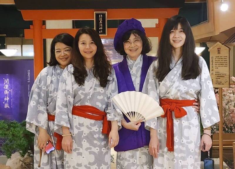 徐宇瓊醫師（右2）拉拔3個女兒並培養成為醫師，母女感情親蜜。（徐宇瓊醫師提供）