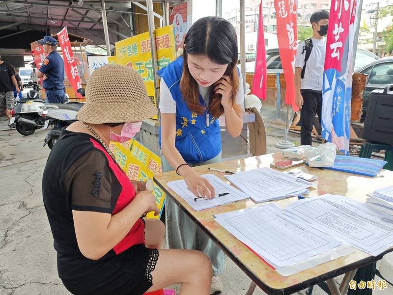 藍營在歸仁區持續推動罷免王定宇的2階連署。(記者吳俊鋒攝) 藍營在歸仁區持續推動罷免王定宇的2階連署。(記者吳俊鋒攝)