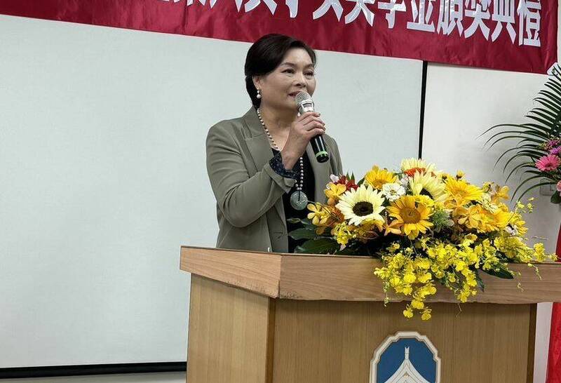 聖祖總經理陳緣姿說,在各個學校、單位設立獎助學金,期盼激勵同學勤奮讀書,開拓視野,有機會出去外面多看看、學習,抱著學無止境的態度更上一層樓。(讀者提供) 聖祖總經理陳緣姿說,在各個學校、單位設立獎助學金,期盼激勵同學勤奮讀書,開拓視野,有機會出去外面多看看、學習,抱著學無止境的態度更上一層樓。(讀者提供)