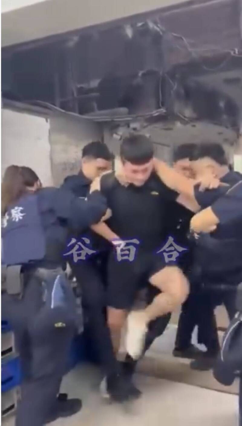 王姓男子疑似誤開警車車門,並與警方發生口角,被強制帶回警所管束。(擷取自谷百合臉書網頁) 王姓男子疑似誤開警車車門,並與警方發生口角,被強制帶回警所管束。(擷取自谷百合臉書網頁)