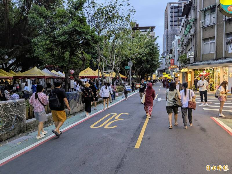 北市永康街試辦1個月的「假日漫步區」,自下午2點到晚上8點管制外來車輛進入,開放民眾走在車道上。(記者林承鴻攝) 北市永康街試辦1個月的「假日漫步區」,自下午2點到晚上8點管制外來車輛進入,開放民眾走在車道上。(記者林承鴻攝)