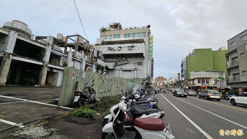 彰化市和樂戲院原址緊鄰彰化火車站,市公所希望年底能完成停車場工程並啟用。(記者劉曉欣攝) 彰化市和樂戲院原址緊鄰彰化火車站,市公所希望年底能完成停車場工程並啟用。(記者劉曉欣攝)