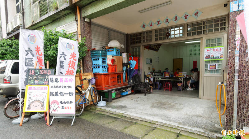 桃園市平鎮區的固定聯署站:平鎮廣達站,志工持續收件衝高安全份數。(記者黃政嘉攝) 桃園市平鎮區的固定聯署站:平鎮廣達站,志工持續收件衝高安全份數。(記者黃政嘉攝)