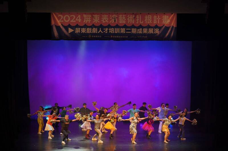 屏東戲劇人才培訓計畫第二期學員在屏東藝術館舉辦成果發表。(屏東縣政府提供) 屏東戲劇人才培訓計畫第二期學員在屏東藝術館舉辦成果發表。(屏東縣政府提供)