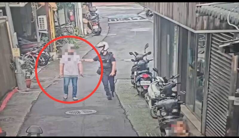 蕭嫌被林姓警員攔檢。(記者劉慶侯翻攝) 蕭嫌被林姓警員攔檢。(記者劉慶侯翻攝)