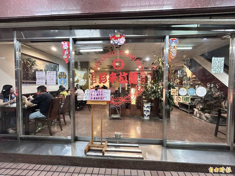 「珍來拉麵」突然宣布將停業，老顧客天天大排長龍。（記者蔡淑媛攝）