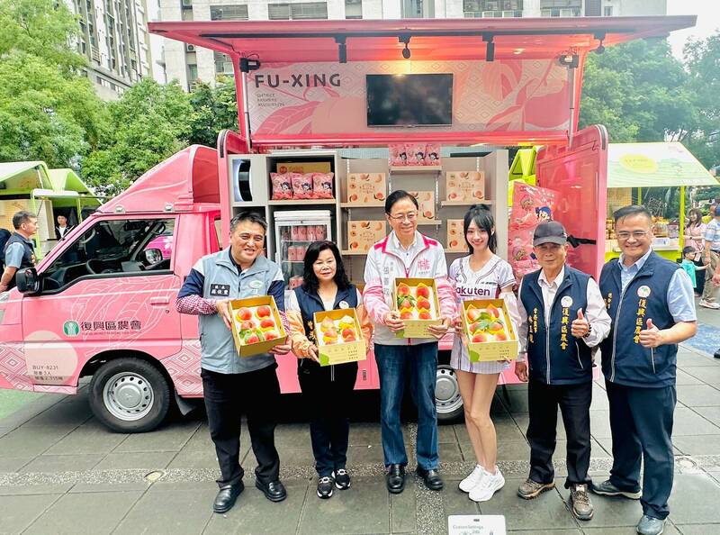 樂天女孩嘎琳與桃園市長張善政、復興區農會一同推廣媽媽桃。(桃市府農業局提供) 樂天女孩嘎琳與桃園市長張善政、復興區農會一同推廣媽媽桃。(桃市府農業局提供)