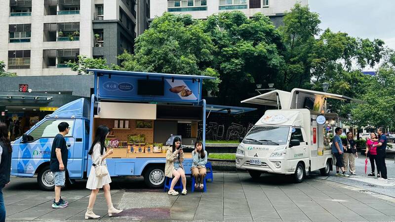 桃市各級農會行動直銷車隊也正式成軍,現場每整點安排農產品「1元競標促銷」。(桃市府農業局提供) 桃市各級農會行動直銷車隊也正式成軍,現場每整點安排農產品「1元競標促銷」。(桃市府農業局提供)
