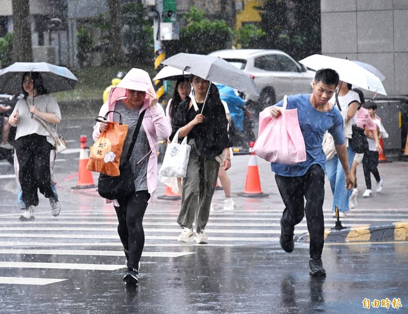氣象專家指出,週六、日因「梅雨季」第2波鋒面影響,全台降雨機率增高,天氣轉涼,預估各地均有局部大雨或豪雨發生,且須慎防劇烈天氣。(資料照) 氣象專家指出,週六、日因「梅雨季」第2波鋒面影響,全台降雨機率增高,天氣轉涼,預估各地均有局部大雨或豪雨發生,且須慎防劇烈天氣。(資料照)