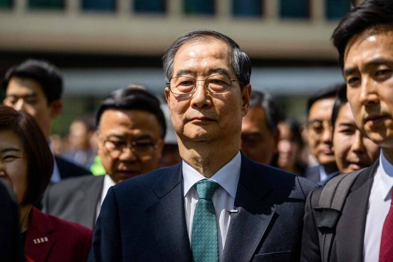 距離總統大選不到4週,前總理韓((直心)洙加入國民力量黨,有意挑戰目前聲勢領先的自由派候選人李在明。(法新社資料照)
距離總統大選不到4週,前總理韓((直心)洙加入國民力量黨,有意挑戰目前聲勢領先的自由派候選人李在明。(法新社資料照)