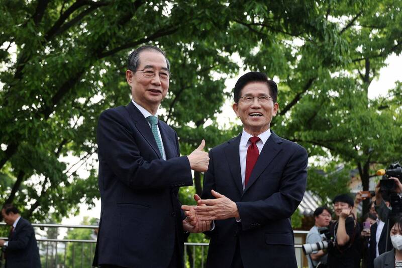 南韓執政黨國民力量突撤銷金文洙(圖右)總統候選人資格,同時啟動前總理韓悳洙(圖左)入黨程序,有可能會換成韓悳洙出馬。(路透) 南韓執政黨國民力量突撤銷金文洙(圖右)總統候選人資格,同時啟動前總理韓悳洙(圖左)入黨程序,有可能會換成韓悳洙出馬。(路透)