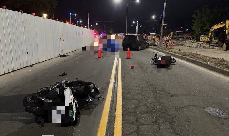 黑色轎車駕駛酒駕,於三民區同盟三路釀1死4傷嚴重車禍。(民眾提供) 黑色轎車駕駛酒駕,於三民區同盟三路釀1死4傷嚴重車禍。(民眾提供)