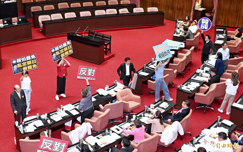 立法院院會三讀通過「紀念日及節日實施條例」。(資料照) 立法院院會三讀通過「紀念日及節日實施條例」。(資料照)