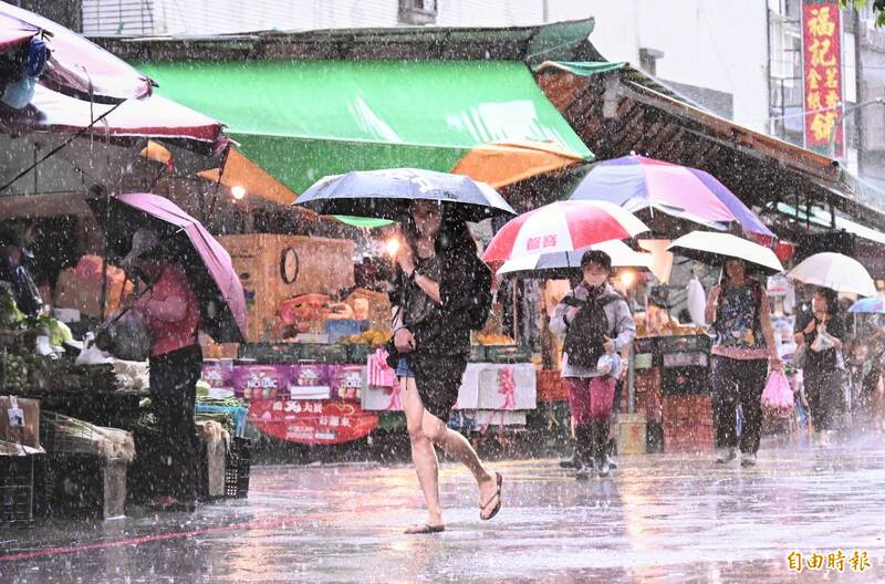 氣象專家指出,目前預估今明兩天西半部都會有較大雨勢,東半部也須留意局部較大雨勢,且降雨情形將持續到週一才會陸續趨緩,南部及花東更要到週一下半天之後會趨緩或停止,預估整體降雨的時間可能會比之前預期的更長一點。(記者方賓照攝) 氣象專家指出,目前預估今明兩天西半部都會有較大雨勢,東半部也須留意局部較大雨勢,且降雨情形將持續到週一才會陸續趨緩,南部及花東更要到週一下半天之後會趨緩或停止,預估整體降雨的時間可能會比之前預期的更長一點。(記者方賓照攝)