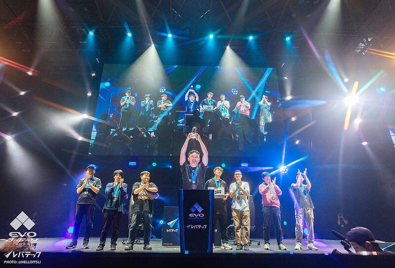 Taiwanese e-sports player Lin “ET” Chia-hung, center, holds up his trophy after winning the King of Fighters XV grand final at the Evolution Championship Series: Japan on Friday.
Photo: screen grab from Evolution Championship Series’ Facebook account
Taiwanese e-sports player Lin “ET” Chia-hung, center, holds up his trophy after winning the King of Fighters XV grand final at the Evolution Championship Series: Japan on Friday.
Photo: screen grab from Evolution Championship Series’ Facebook account