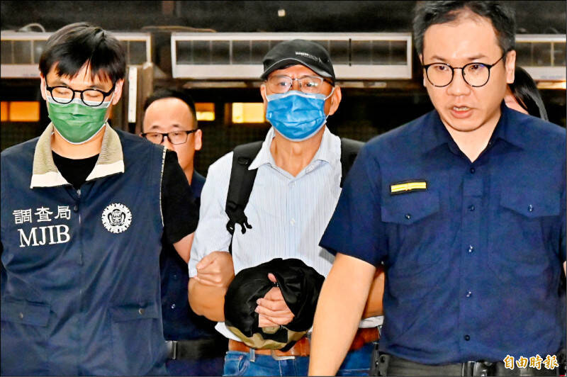 立法院國民黨團總召傅崐萁管家李慶隆(中)昨在律師陪同下,前往調查局北機站投案,晚間解送北檢歸案。(記者叢昌瑾攝) 立法院國民黨團總召傅崐萁管家李慶隆(中)昨在律師陪同下,前往調查局北機站投案,晚間解送北檢歸案。(記者叢昌瑾攝)