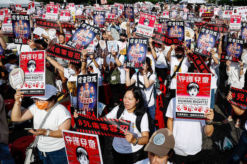 Protesters hold banners and placards reading: “Zero tolerance for child abuse” and “Child abuse causes death” as they take part in a protest against child abuse in Taipei yesterday.
Photo: Ritchie B. Tongo, EPA-EFE
Protesters hold banners and placards reading: “Zero tolerance for child abuse” and “Child abuse causes death” as they take part in a protest against child abuse in Taipei yesterday.
Photo: Ritchie B. Tongo, EPA-EFE