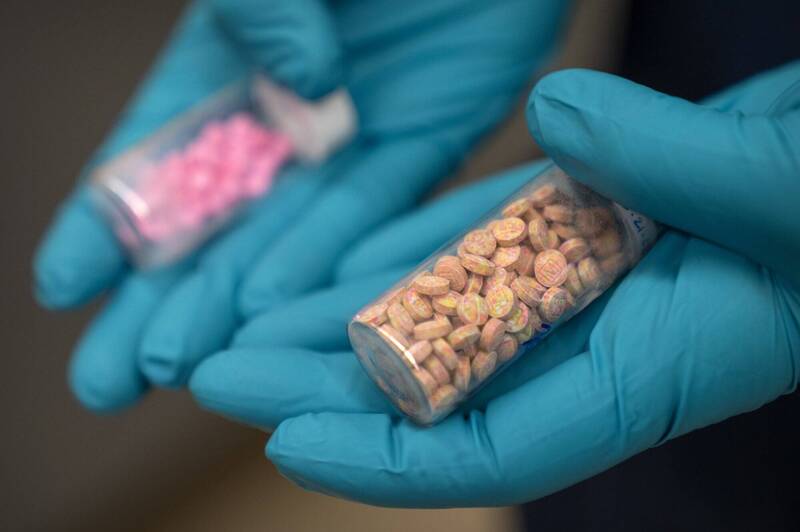 美國女子從德州入境時,被查出陰道內塞了113公克的芬太尼。芬太尼示意圖。(美聯社) 美國女子從德州入境時,被查出陰道內塞了113公克的芬太尼。芬太尼示意圖。(美聯社)