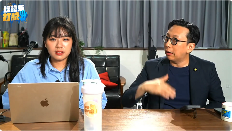 葛如鈞(圖右)在網路節目上宣稱,「聽說」罷免團體志工日薪2千,全職的話還有月薪8萬,相關言論一出引發網路熱議,罷免團體對此砲轟惡意抹黑,並要求葛如鈞道歉及收回相關言論。(圖擷自YouTube) 葛如鈞(圖右)在網路節目上宣稱,「聽說」罷免團體志工日薪2千,全職的話還有月薪8萬,相關言論一出引發網路熱議,罷免團體對此砲轟惡意抹黑,並要求葛如鈞道歉及收回相關言論。(圖擷自YouTube)